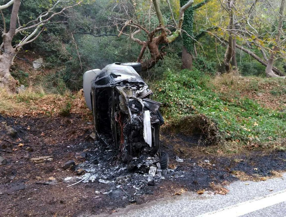 Η κυκλοφορία στον επαρχιακό δρόμο διεκόπη για αρετή ώρα έως ότου απεγκλωβιστούν οι επιβαίνοντες και απομακρυνθεί το φλεγόμενο αυτοκίνητο