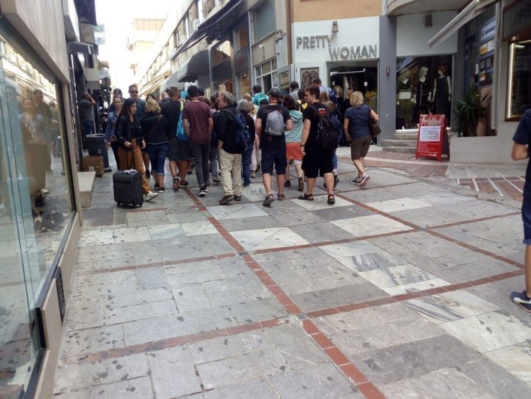 Γεμάτα τουρίστες τα σοκάκια στα Χανιά