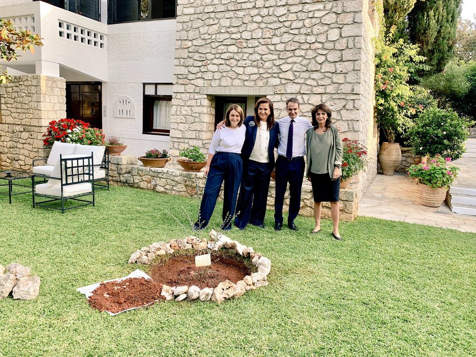 Μια αμπελιτσιά φύτεψε στη μνήμη του πρώην πρωθυπουργού η οικογένεια Μητσοτάκη [εικόνες] | iefimerida.gr 5