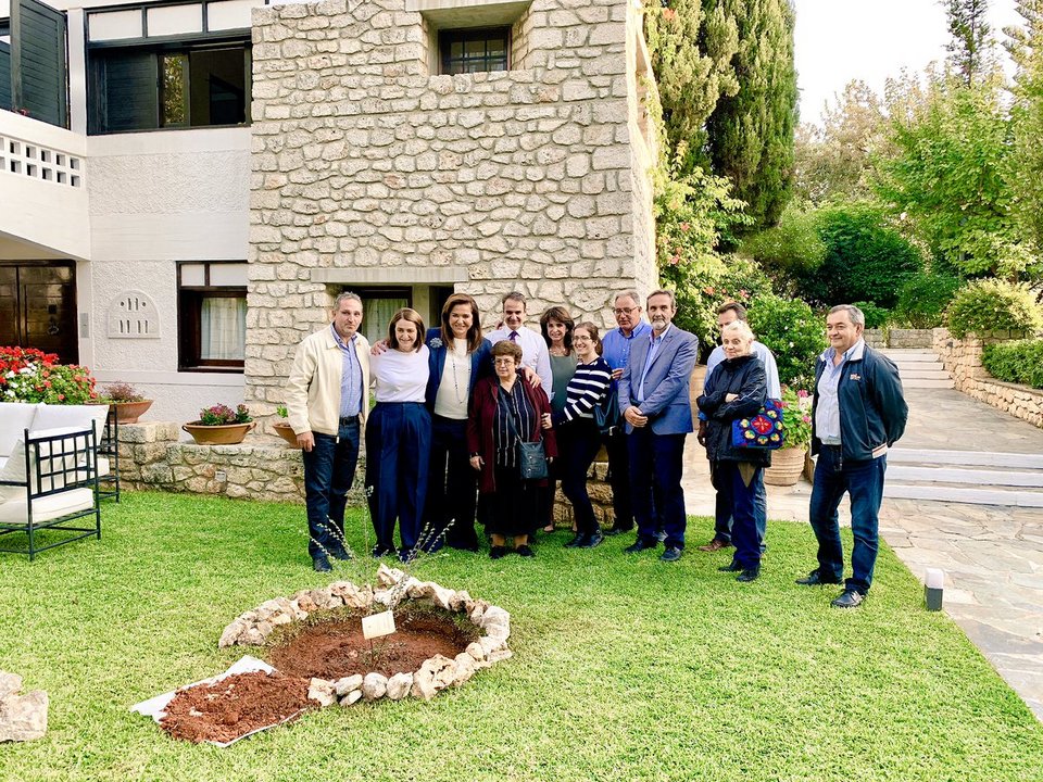 Μια αμπελιτσιά φύτεψε στη μνήμη του πρώην πρωθυπουργού η οικογένεια Μητσοτάκη [εικόνες] | iefimerida.gr 6