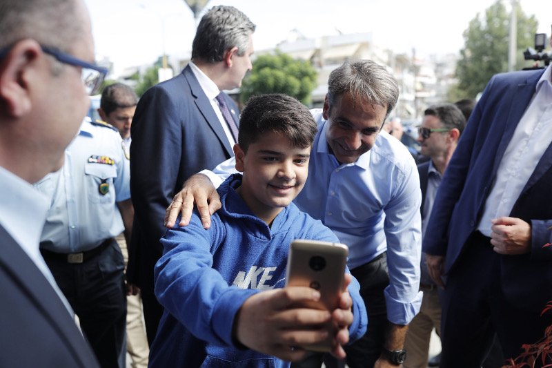 Ο Κυριάκος Μητσοτάκης βγάζει selfie με έναν πιτσιρικά στην Αρτα- φωτογραφία eurokinissi