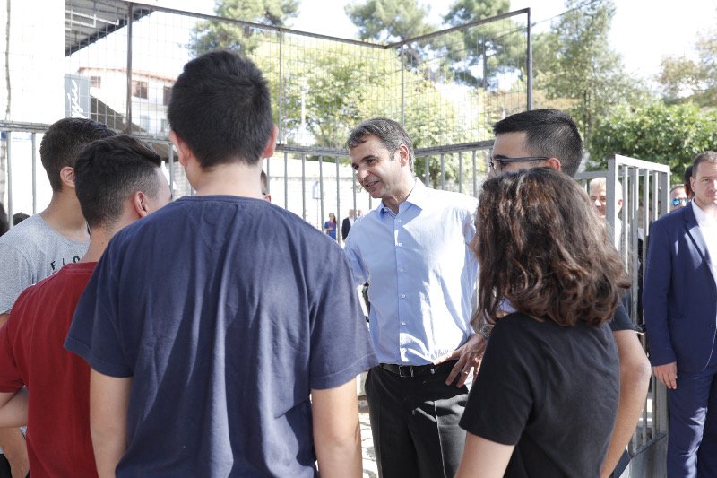 Ο πρόεδρος της ΝΔ συνομίλησε με νέους στην περιοδεία του στην Αρτα- φωτογραφία eurokinissi