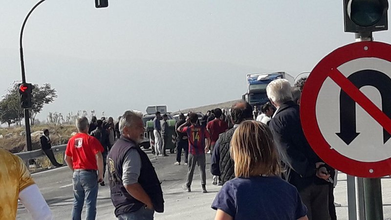 Πρόσφυγες απέκλεισαν την Εθνική οδό Λάρισας-Τρικάλων για περίπου μία ώρα