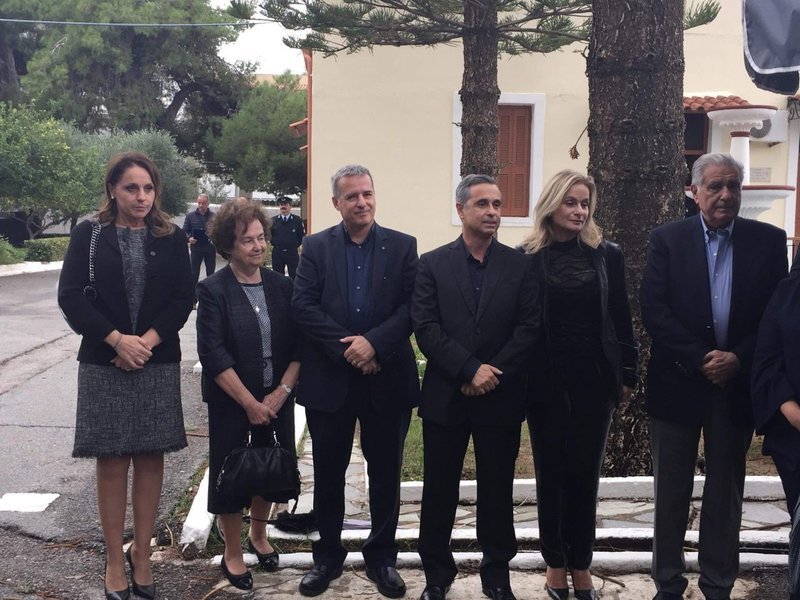 Ο Μιχάλης Λεμπιδάκηςμε μέλη της οικογένειάς του στην τελετή παράδοσης των 30 νέων οχημάτων στην ΕΛΑΣ