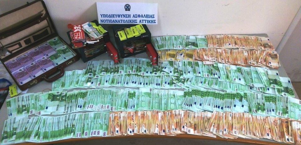 Το «κουτί» που έδωσε ο επιτήδειος στον Λευτέρη Πανταζή και τα χρήματα που κατασχέθηκαν από την ΕΛ.ΑΣ.