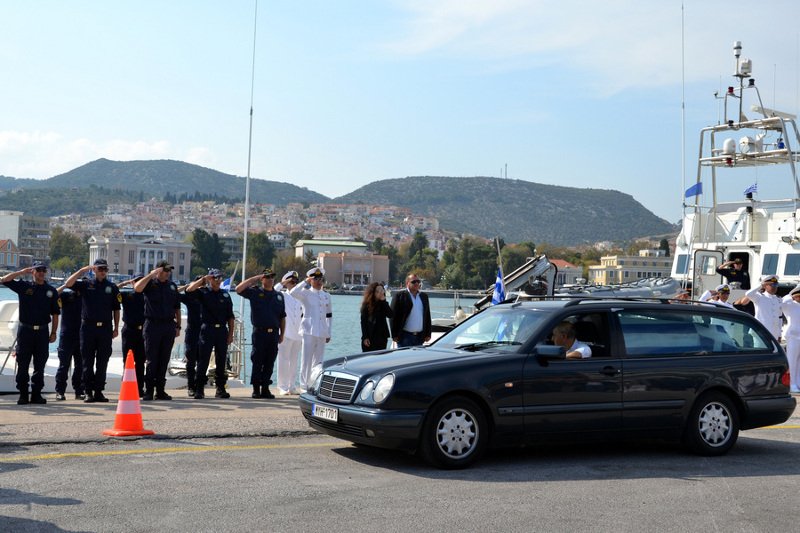 Οι συνάδελφοί του στο Λιμενικό Σώμα απέδωσαν τιμές στην σορό του Κυριάκου Παπαδόπουλου μπροστά από το σκάφος του- φωτογραφία ΑΠΕ