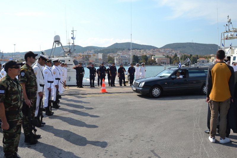 Συνάδελφοι του Κυριάκου Παπαδόπουλου αποδίδουν τιμές στην σορό του- φωτογραφία ΑΠΕ