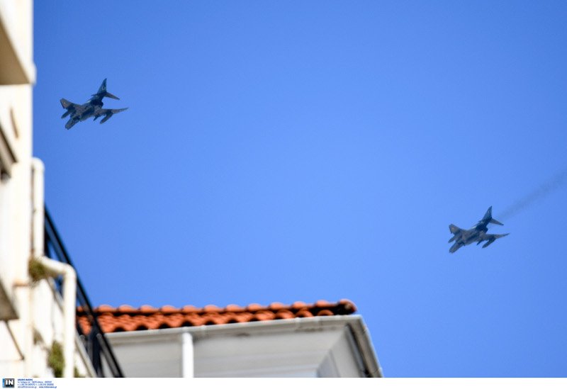 Τα αεροσκάφη πέταξαν σε χαμηλό ύψος πάνω από τις πολυκατοικίες- φωτογραφία intimenews