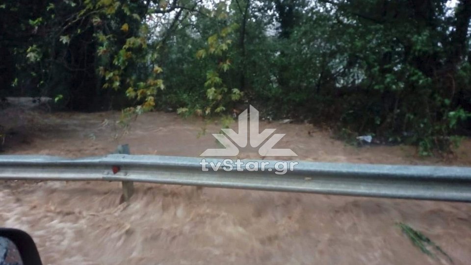 Εικόνες καταστροφής από το πέρασμα της κακοκαιρίας σε όλη τη χώρα -3 αγνοούμενοι [εικόνες & βίντεο] | iefimerida.gr 0
