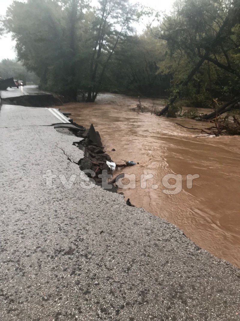 Ορμητικά ποτάμια οι δρόμοι