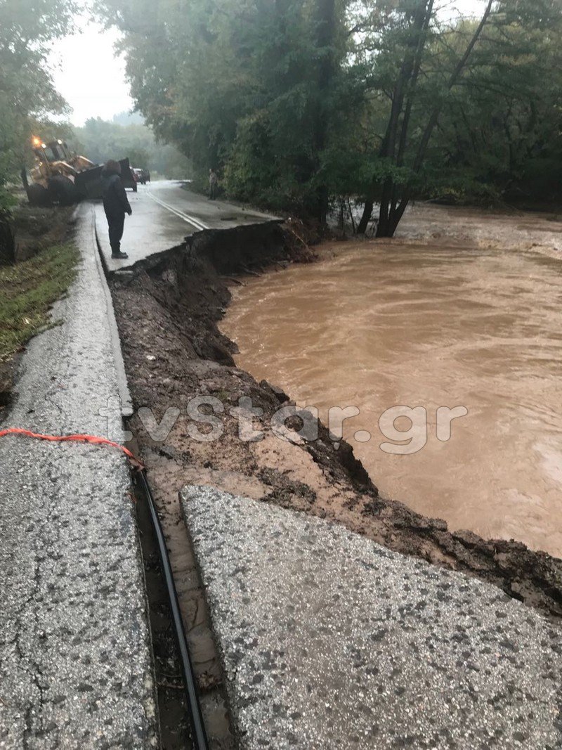 Υποχώρησε η άσφαλτος στο Μαντούδι -Ποτάμια οι δρόμοι, παραμένει αποκλεισμένη η πόλη [εικόνες] | iefimerida.gr 3