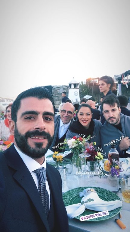 Γάμος Οικονομάκου: Τυλιγμένοι με κουβέρτες οι καλεσμένοι -Πάνω από τα εντυπωσιακά φορέματα [εικόνες] | iefimerida.gr 1