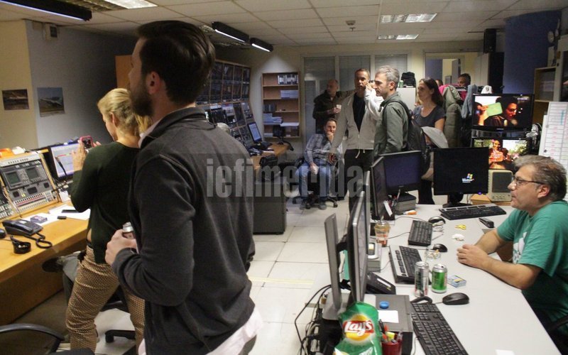 Με δάκρυα στα μάτια υποδέχθηκαν οι εργαζόμενοι στο control του Mega το «μαύρο» -Οι τελευταίες στιγμές [εικόνες] | iefimerida.gr 7