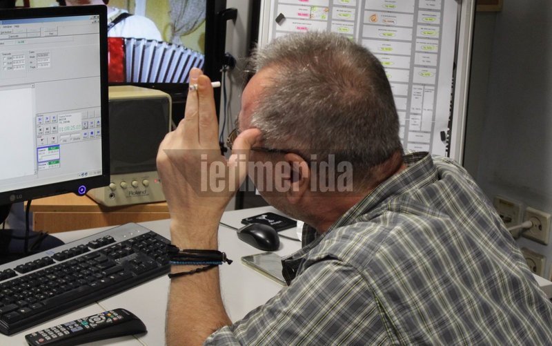 Με δάκρυα στα μάτια υποδέχθηκαν οι εργαζόμενοι στο control του Mega το «μαύρο» -Οι τελευταίες στιγμές [εικόνες] | iefimerida.gr 6