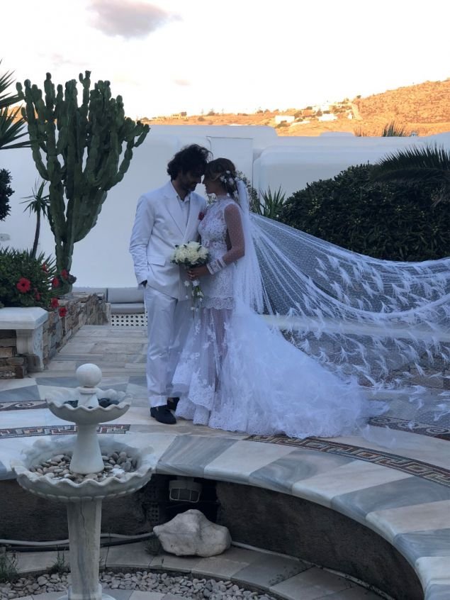 Η Σήλια Κριθαριώτη απαντάει στα κακοπροαίρετα σχόλια για τα νυφικά της Οικονομάκου και της Μπόμπα [εικόνες] | iefimerida.gr 0