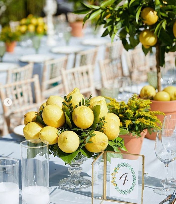 Η αγαπητή παρουσιάστρια που διάλεξε την αυλή του σχολείου του χωριού της για να κάνει το γαμήλιο πάρτι της, επέλεξε έναν υπέροχο στολισμό με κύρια χαρακτηριστικά τα λεμόνια και το γιασεμί.