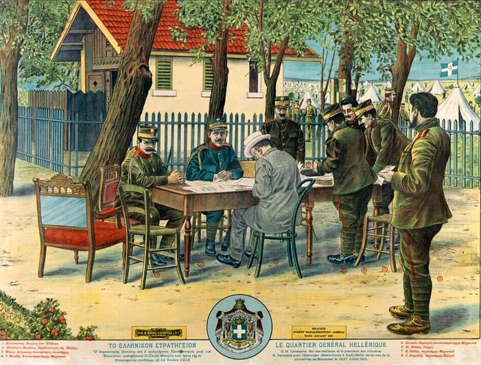 Ο Μεταξάς (όρθιος, δεξιά) στο Γενικό Στρατηγείο του Ελληνικού Στρατού στο Χατζή Μπεϊλίκ (1913). Λιθογραφία