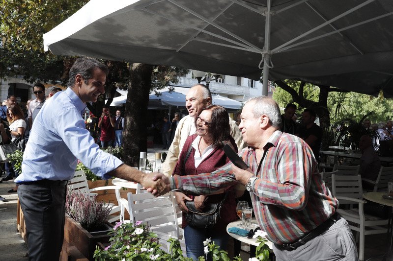 Η βόλτα και οι selfies του Κυριάκου Μητσοτάκη στους δρόμους της Αρτας [εικόνες] | iefimerida.gr 7