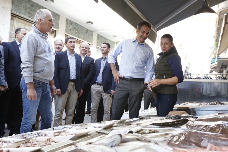 Ο πρόεδρος της ΝΔ στην ψαραγορά της Αρτας- φωτογραφία eurokinissi