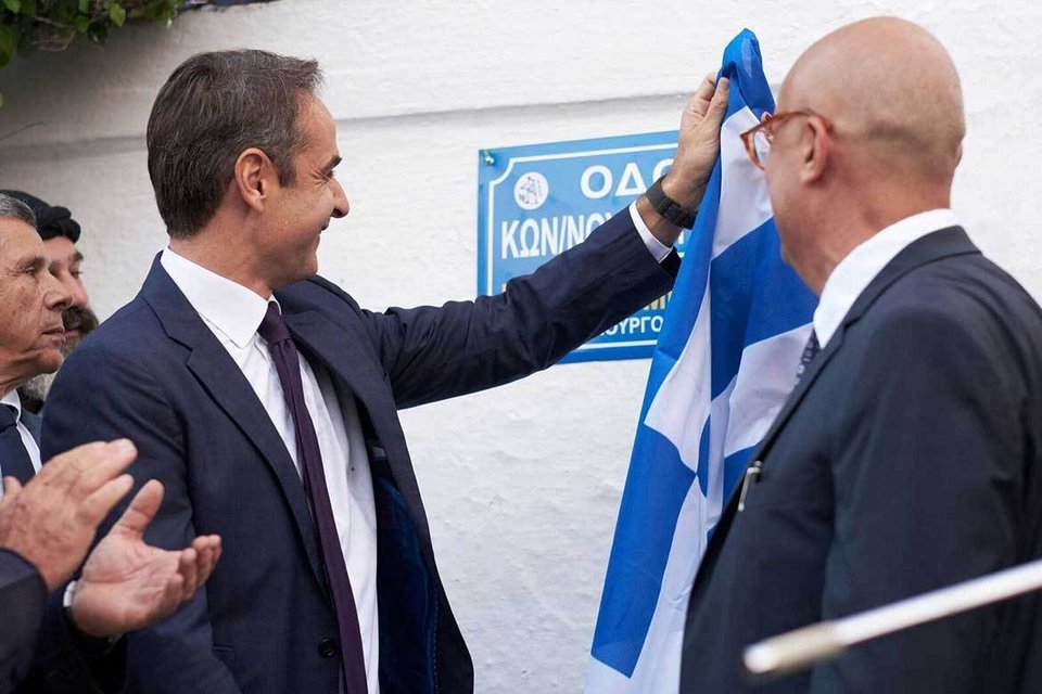 Μια αμπελιτσιά φύτεψε στη μνήμη του πρώην πρωθυπουργού η οικογένεια Μητσοτάκη [εικόνες] | iefimerida.gr 8