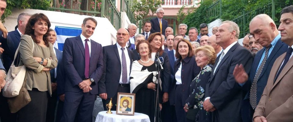 Μια αμπελιτσιά φύτεψε στη μνήμη του πρώην πρωθυπουργού η οικογένεια Μητσοτάκη [εικόνες] | iefimerida.gr 7