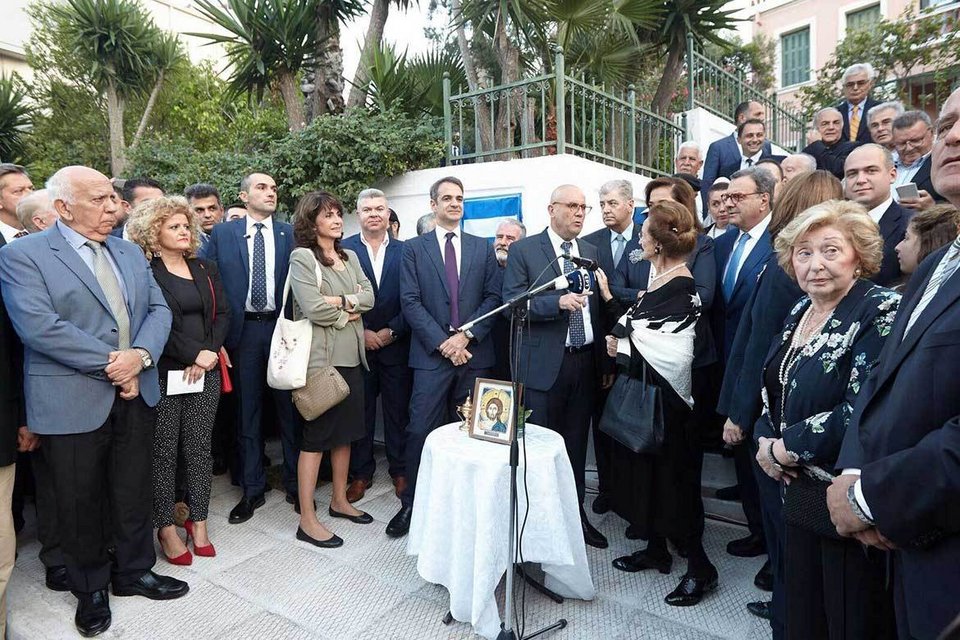 Μια αμπελιτσιά φύτεψε στη μνήμη του πρώην πρωθυπουργού η οικογένεια Μητσοτάκη [εικόνες] | iefimerida.gr 10