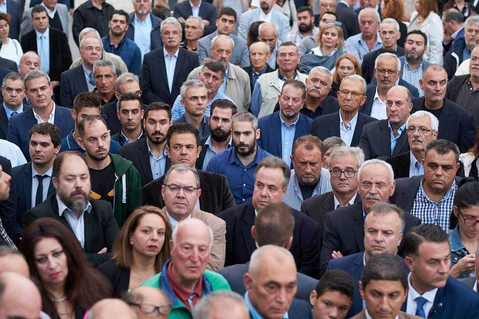 Μια αμπελιτσιά φύτεψε στη μνήμη του πρώην πρωθυπουργού η οικογένεια Μητσοτάκη [εικόνες] | iefimerida.gr 11