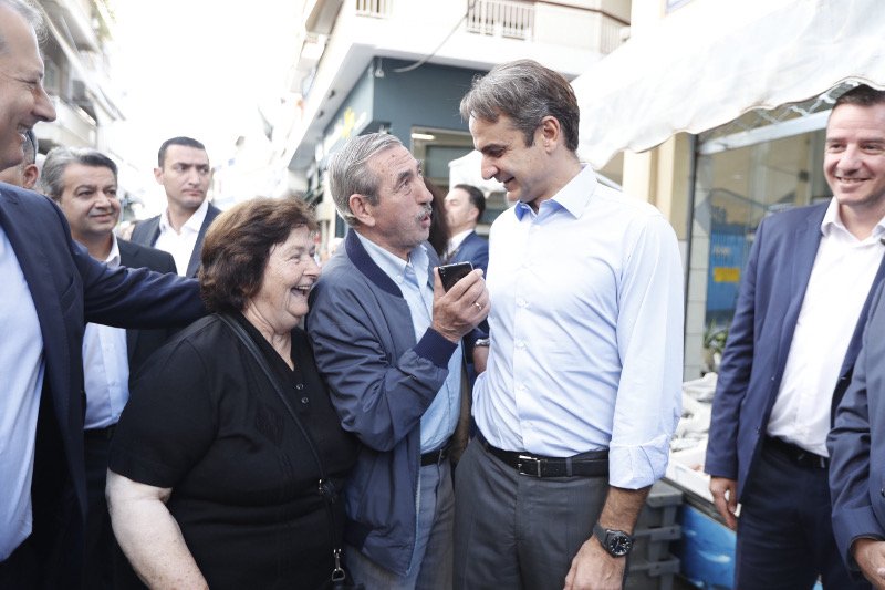 Η βόλτα και οι selfies του Κυριάκου Μητσοτάκη στους δρόμους της Αρτας [εικόνες] | iefimerida.gr 9