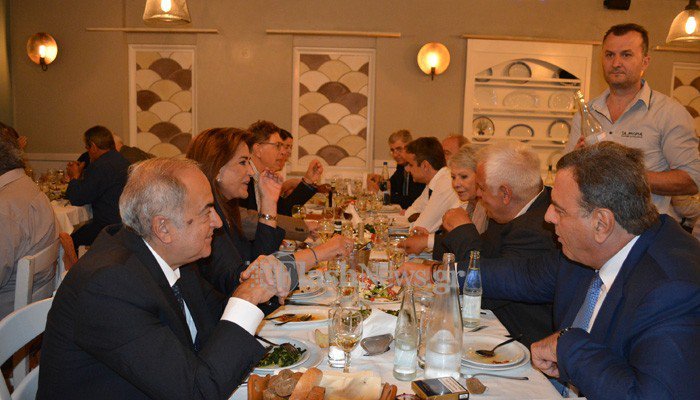 Ωστόσο, ο σερβιτόρος ανάλαβε να εξηγήσει τι ακριβώς συμβαίνει λέγοντας τους στα αγγλικά...«The man behind you is the next prime minister of Greece».