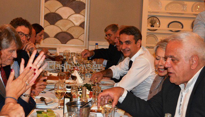 Εκτός από την οικογένεια Μητσοτάκη, στην ταβέρνα υπήρχαν και άλλοι πελάτες, μεταξύ αυτών και πολλοί τουρίστες, οι οποίοι ξαφνιάστηκαν με τους φωτογράφους.