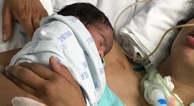 H Αμάντα ντα Σίλβα με τον γιο της αγκαλιά (Φωτογραφία: noticias.r7.com)