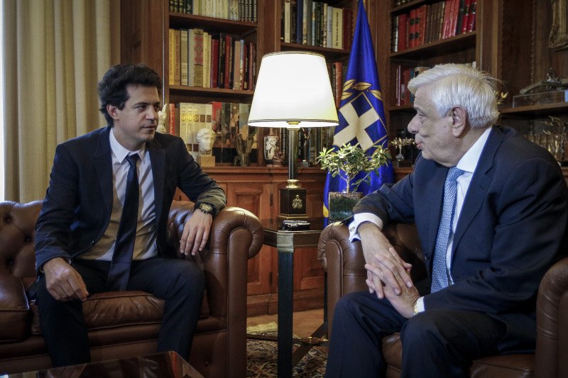 Ο διεθνούς φήμης έλληνας μαθηματικός με τον Πρόεδρο της Δημοκρατίας- φωτογραφία eurokinissi