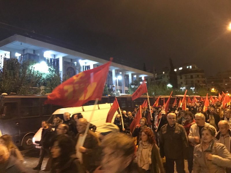 Οι διαδηλωτές αφού φώναξαν για λίγα λεπτά συνθήματα ξεκίνησαν τη σταδιακή αποχώρηση τους.