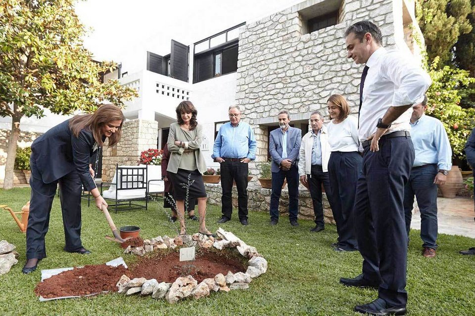 Μια αμπελιτσιά φύτεψε στη μνήμη του πρώην πρωθυπουργού η οικογένεια Μητσοτάκη [εικόνες] | iefimerida.gr 1