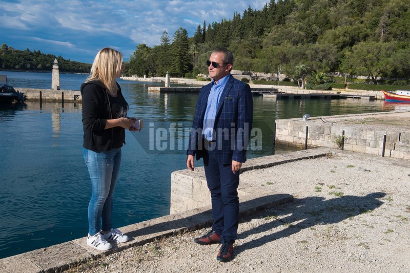 Ο διευθυντής του Σκορπιού Ανδρέας Λεωνίδου με τη συντάκτρια του iefimerida Αθανασία Αγγελοπούλου