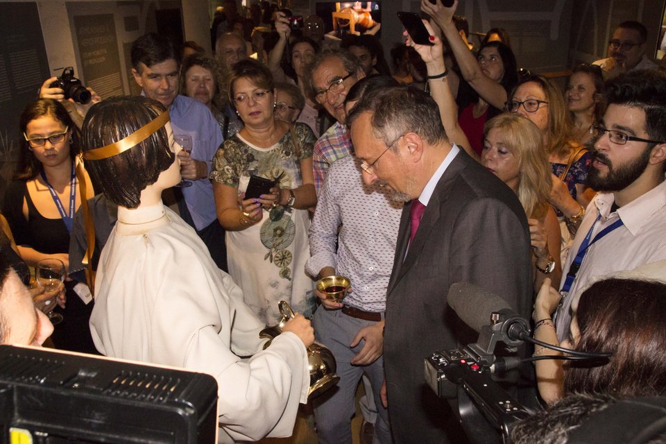 Ο Γάλλος πρέσβης Κριστόφ Σαντεπί σερβίρεται από την αυτόματη θεραπαινίδα του Φίλωνος