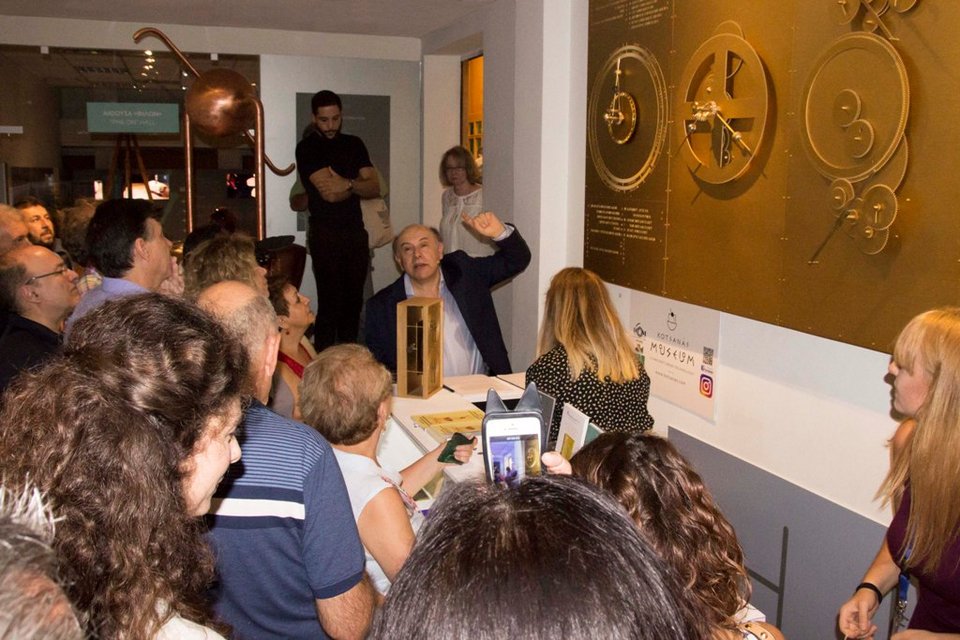 Ο Κ. Κοτσανάς επιδεικνύει το πλήρες ανάπτυγμα του Μηχανισμού των Αντικυθήρων