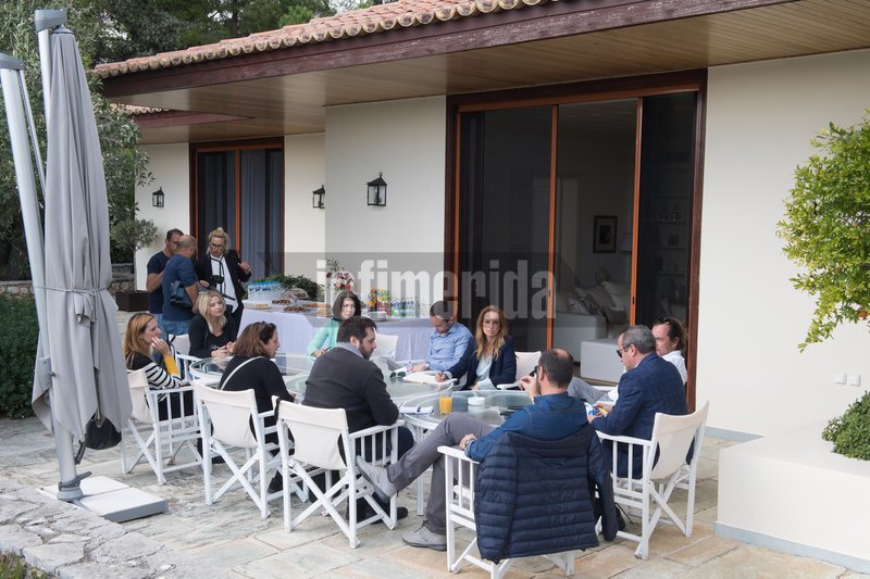 Οι εργαζόμενοι πρόσφεραν καφέ και σπιτικά κέικ έξω από το master house της Χριστίνας Ωνάση, που έχει ανακαινιστεί πλήρως