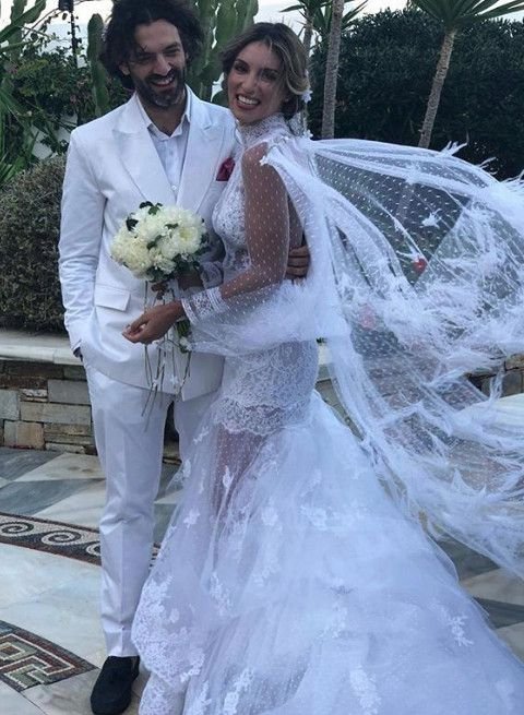 Οι πρώτες φωτογραφίες της Αθηνάς Οικονομάκου νύφης -Με ρομαντικό στενό νυφικό [εικόνες] | iefimerida.gr 4