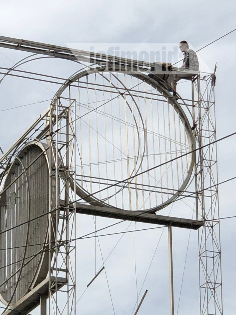 Η απίστευτη ιστορία του άνδρα που απειλούσε να αυτοκτονήσει στην Ομόνοια [εικόνες & βίντεο] | iefimerida.gr 7