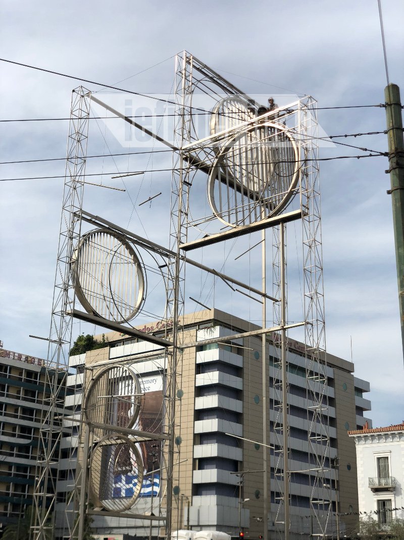 Η απίστευτη ιστορία του άνδρα που απειλούσε να αυτοκτονήσει στην Ομόνοια [εικόνες & βίντεο] | iefimerida.gr 6