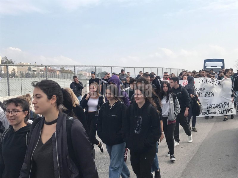 Μαθητές εισέβαλαν στο γραφείο του Γαβρόγλου -Τα έψαλαν στον υπουργό [εικόνες & βίντεο] | iefimerida.gr 9