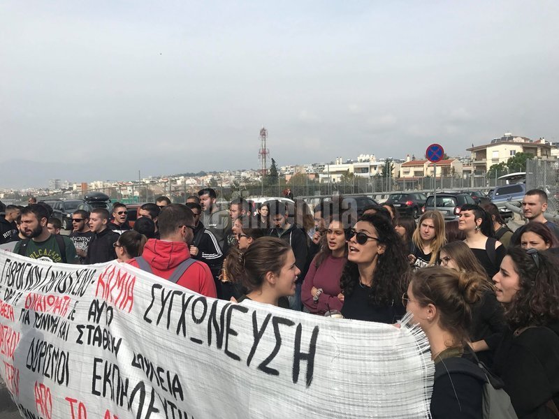 Μαθητές εισέβαλαν στο γραφείο του Γαβρόγλου -Τα έψαλαν στον υπουργό [εικόνες & βίντεο] | iefimerida.gr 8