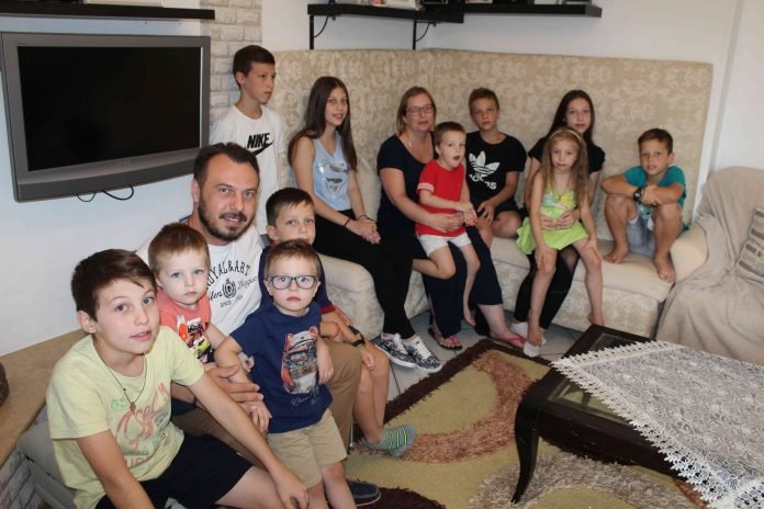 Τον γύρο του διαδικτύου κάνει αυτή η ελληνική οικογένεια από το Ωραιόκαστρο, η οποία δεν έχει ούτε ένα, ούτε δύο, αλλά 11 παιδιά και πάει για το 12ο.