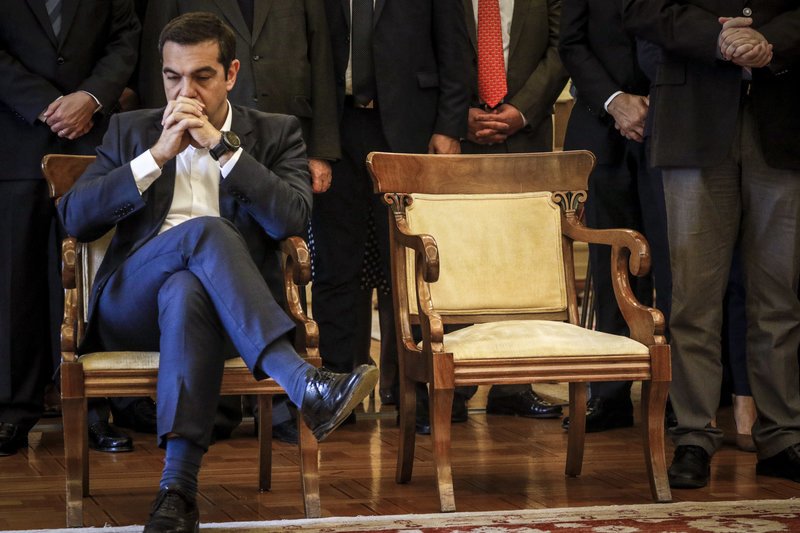 Ο κ. Τσίπρας ακούει την τοποθέτηση του πρώην ΥΠΕΞ