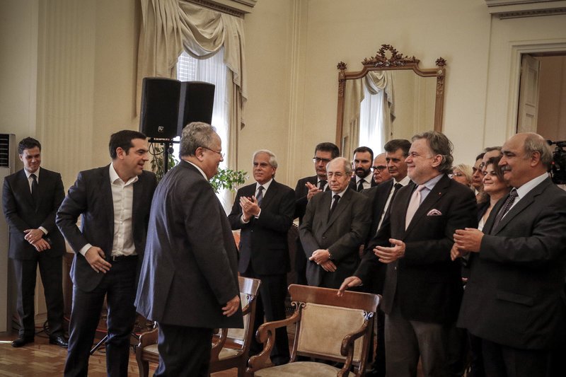 Στιγμιότυπο από την τελετή παράδοσης- παραλαβής στο ΥΠΕΞ
