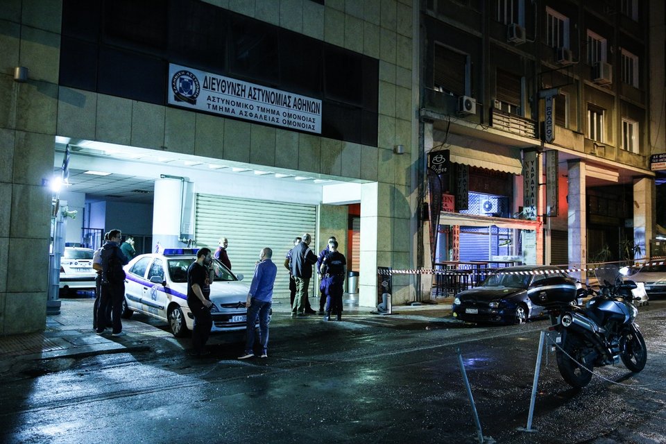 Το Α.Τ Ομόνοιας μετά την επίθεση των κουκουλοφόρων -Φωτογραφία: George Vitsaras / SOOC