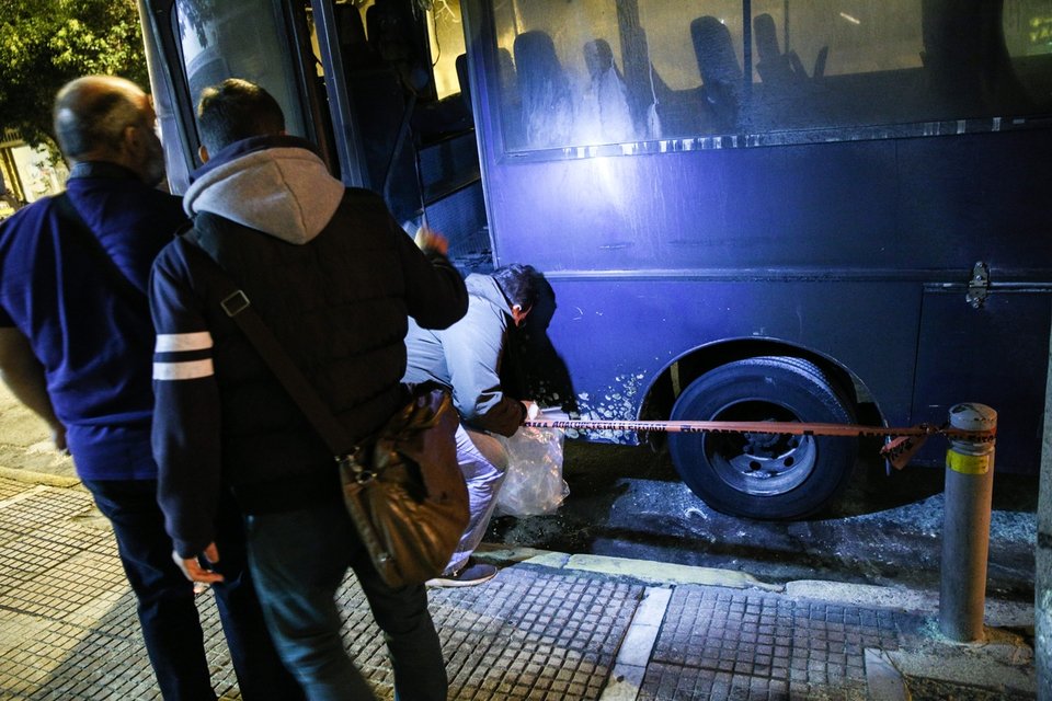 . Οι τέσσερις αστυνομικοί διακομίστηκαν στο 401 Γενικό Στρατιωτικό Νοσοκομείο Αθηνών -Φωτογραφία: George Vitsaras / SOOC