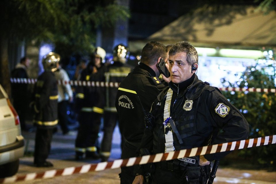 Από την επίθεση αντιμετώπισαν αναπνευστικά προβλήματα δύο αστυνομικοί, ενώ δύο ακόμη τραυματίστηκαν ελαφρά από σπασμένα τζάμια - Φωτογραφία: George Vitsaras / SOOC