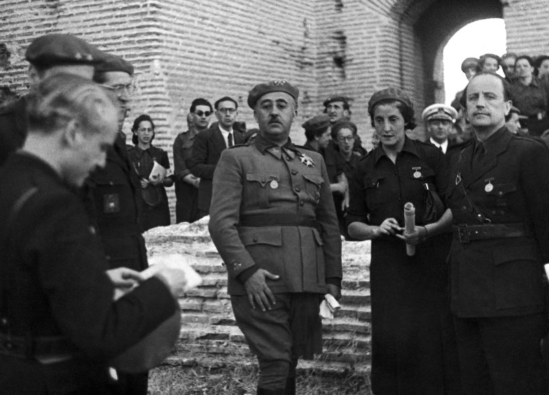 Ο Φράνκο με την Πιλάρ Πρίμο ντε Ριβέρα δεξιά του/ Φωτογραφία: AP